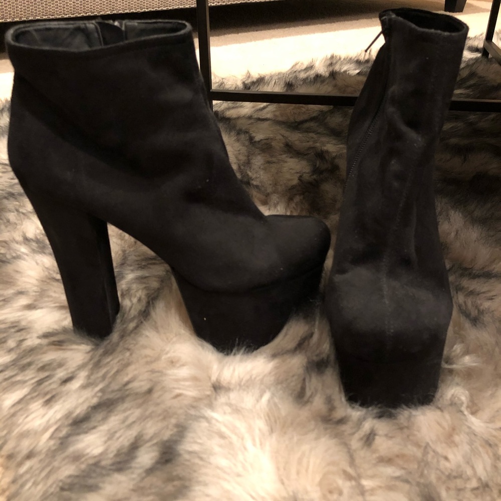 Worn a couple of times, great for winter!